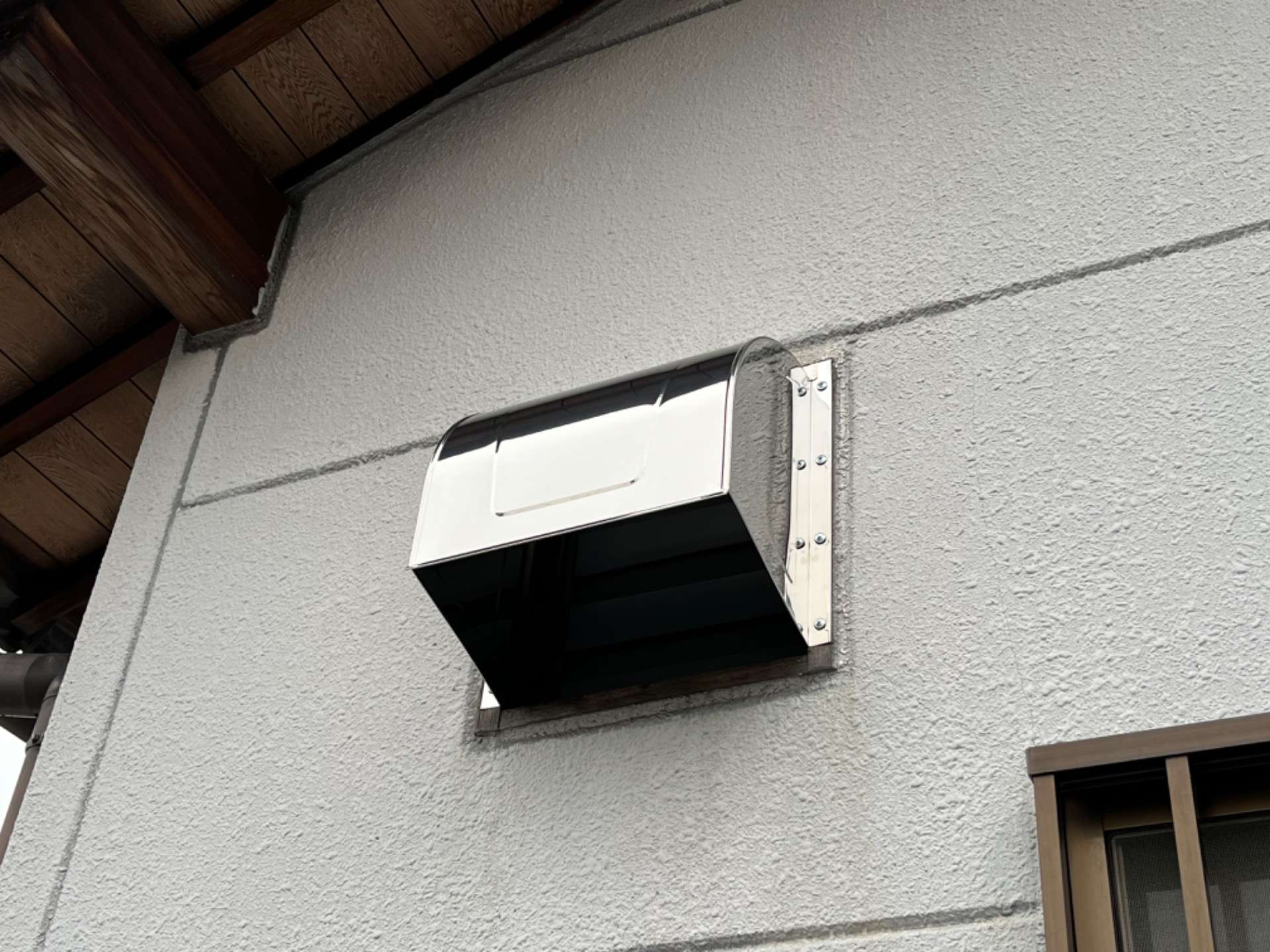 【換気扇フードカバー】付替え作業を行いました｜アミカル