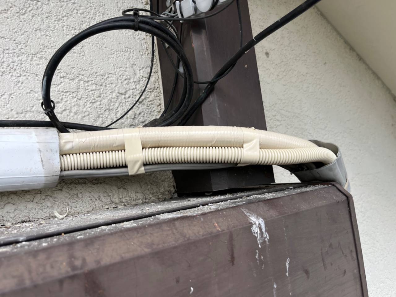 【エアコン配管】エアコン室外機配管補修行いました｜アミカル