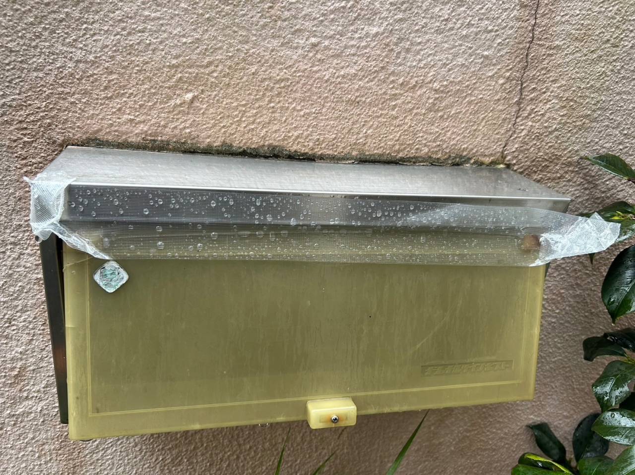【埋込ポスト裏蓋】ポスト裏蓋取り付け作業行いました｜アミカル