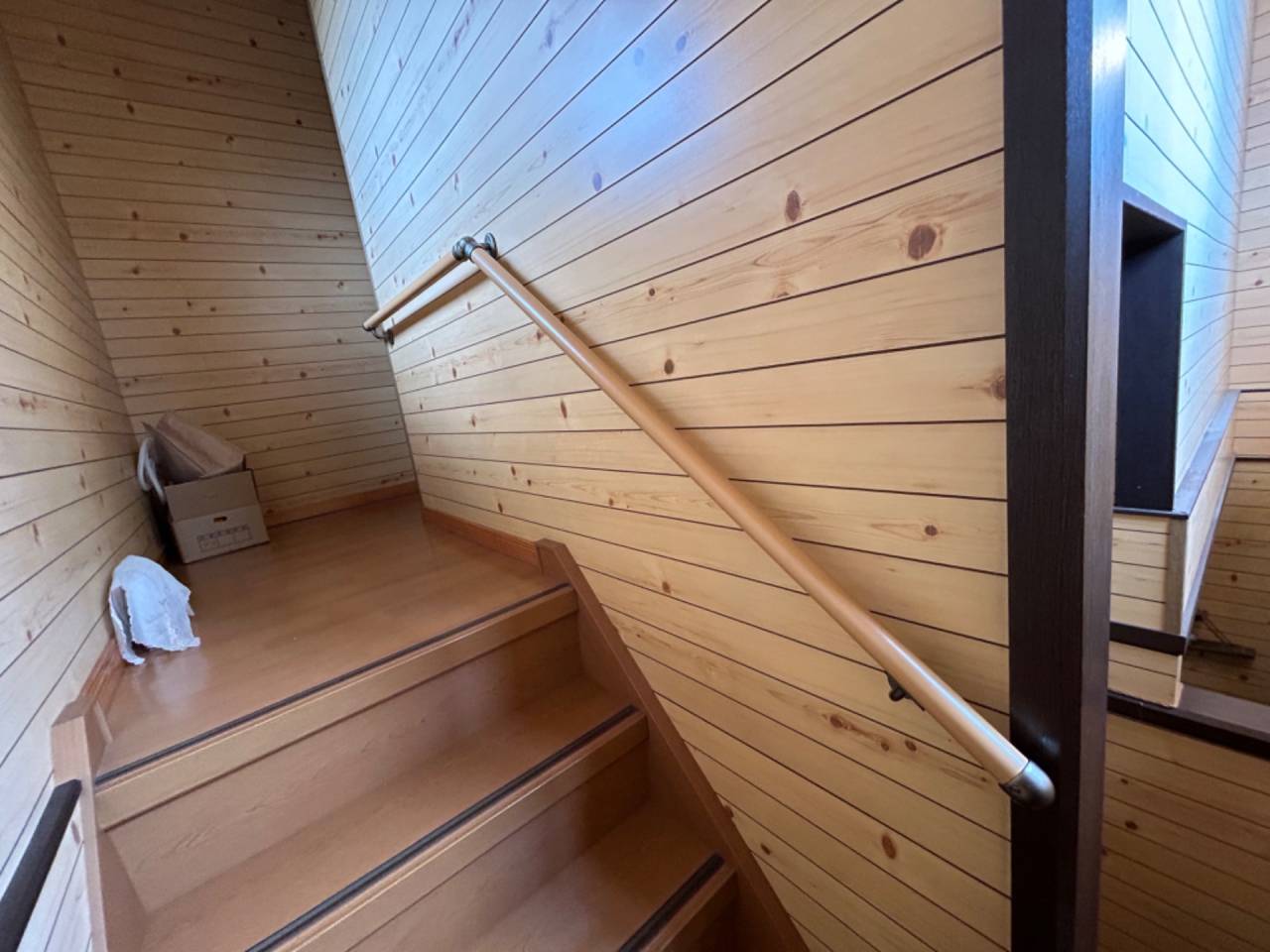 【手すり】階段手すり取り付けを行いました｜アミカル